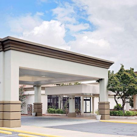 Days Inn By Wyndham Montgomery Near Aum Εξωτερικό φωτογραφία