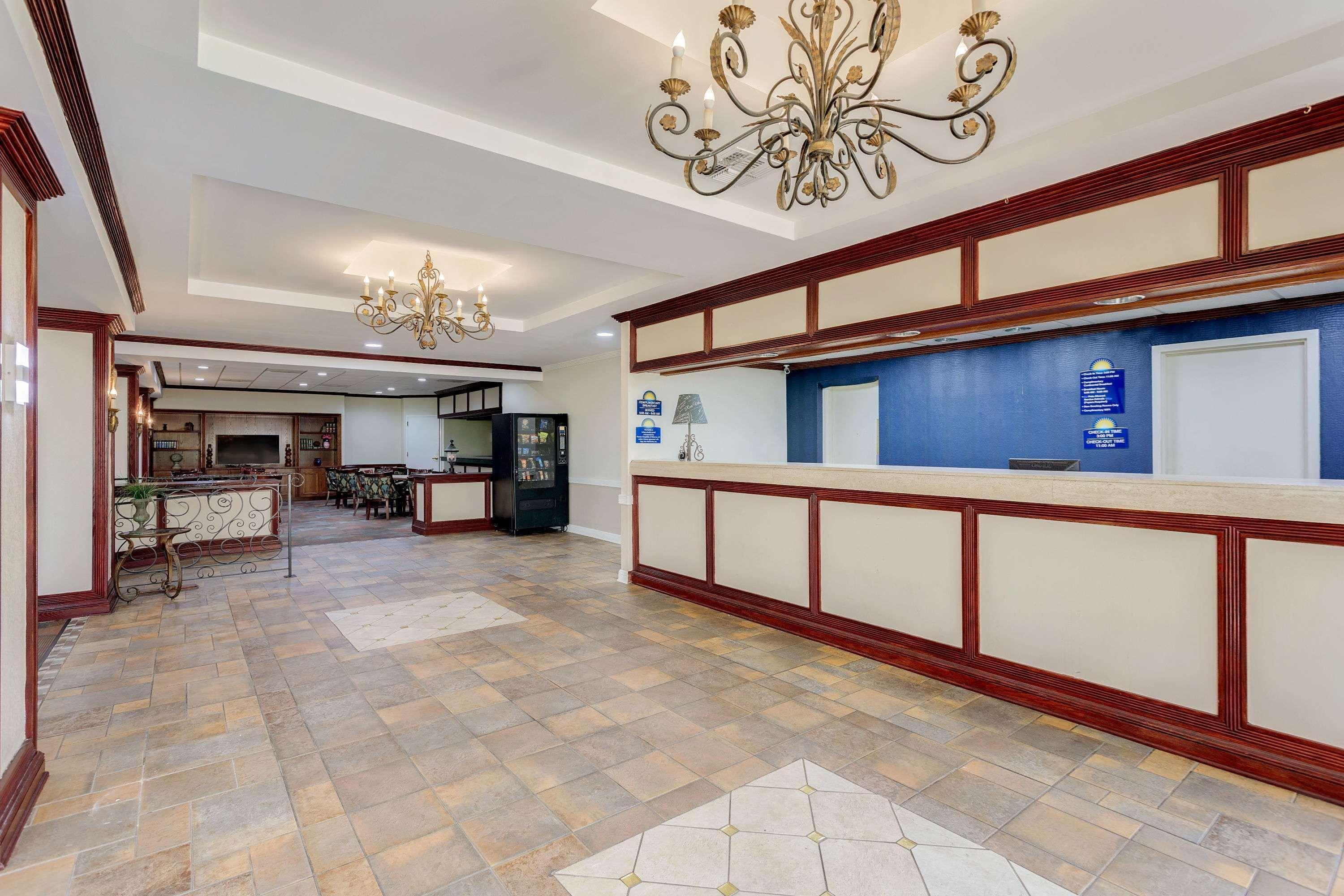 Days Inn By Wyndham Montgomery Near Aum Εξωτερικό φωτογραφία