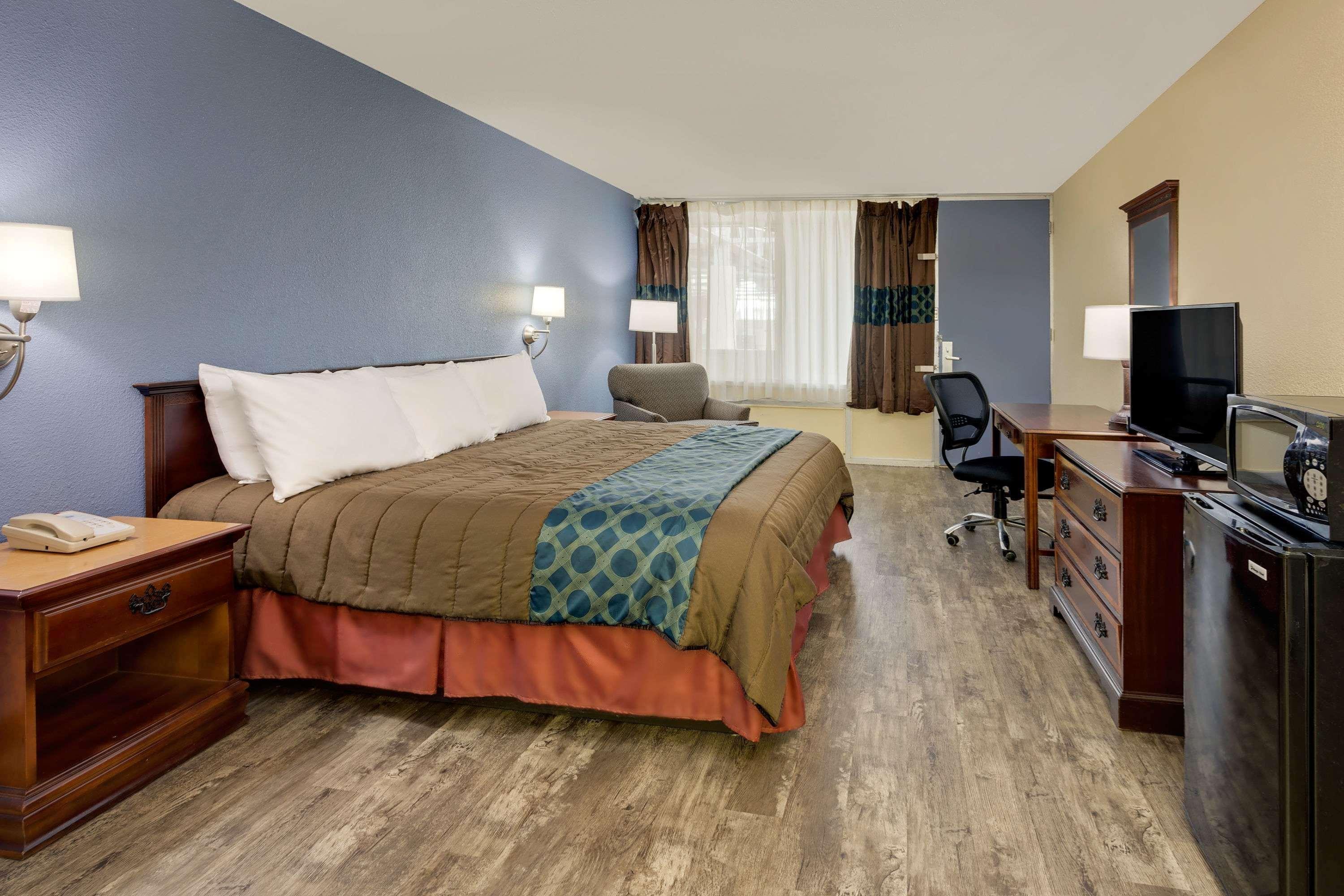 Days Inn By Wyndham Montgomery Near Aum Εξωτερικό φωτογραφία
