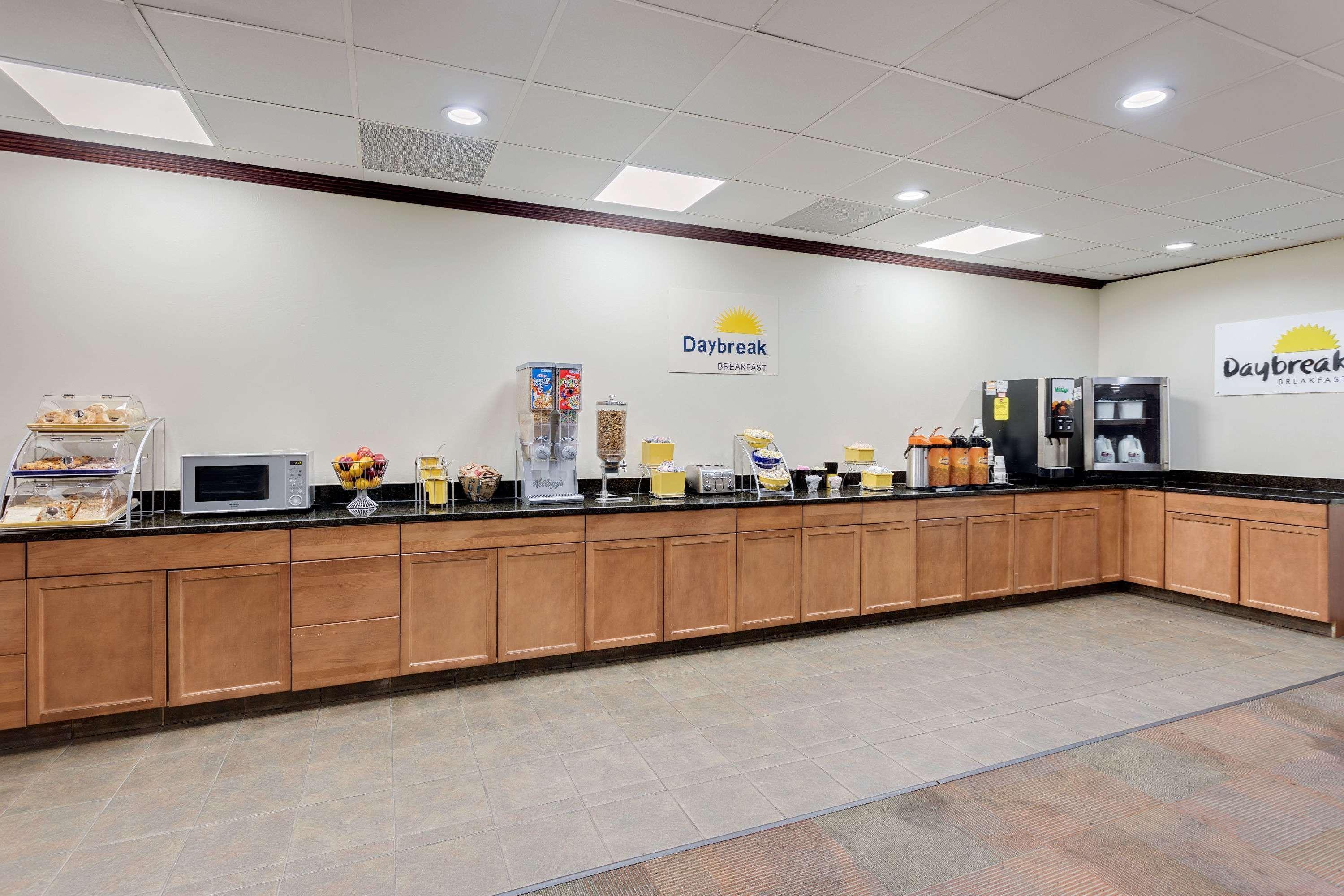 Days Inn By Wyndham Montgomery Near Aum Εξωτερικό φωτογραφία