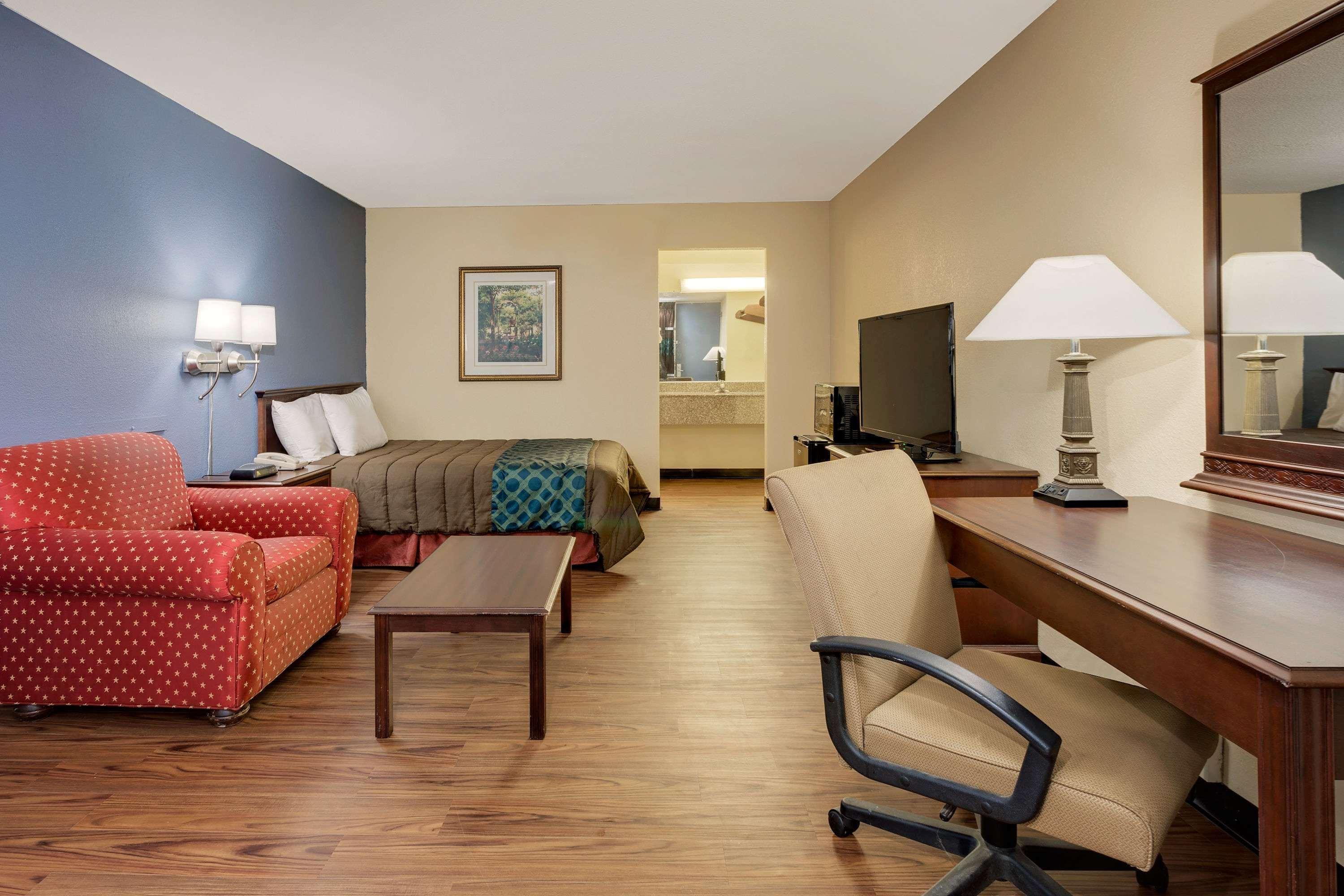 Days Inn By Wyndham Montgomery Near Aum Εξωτερικό φωτογραφία