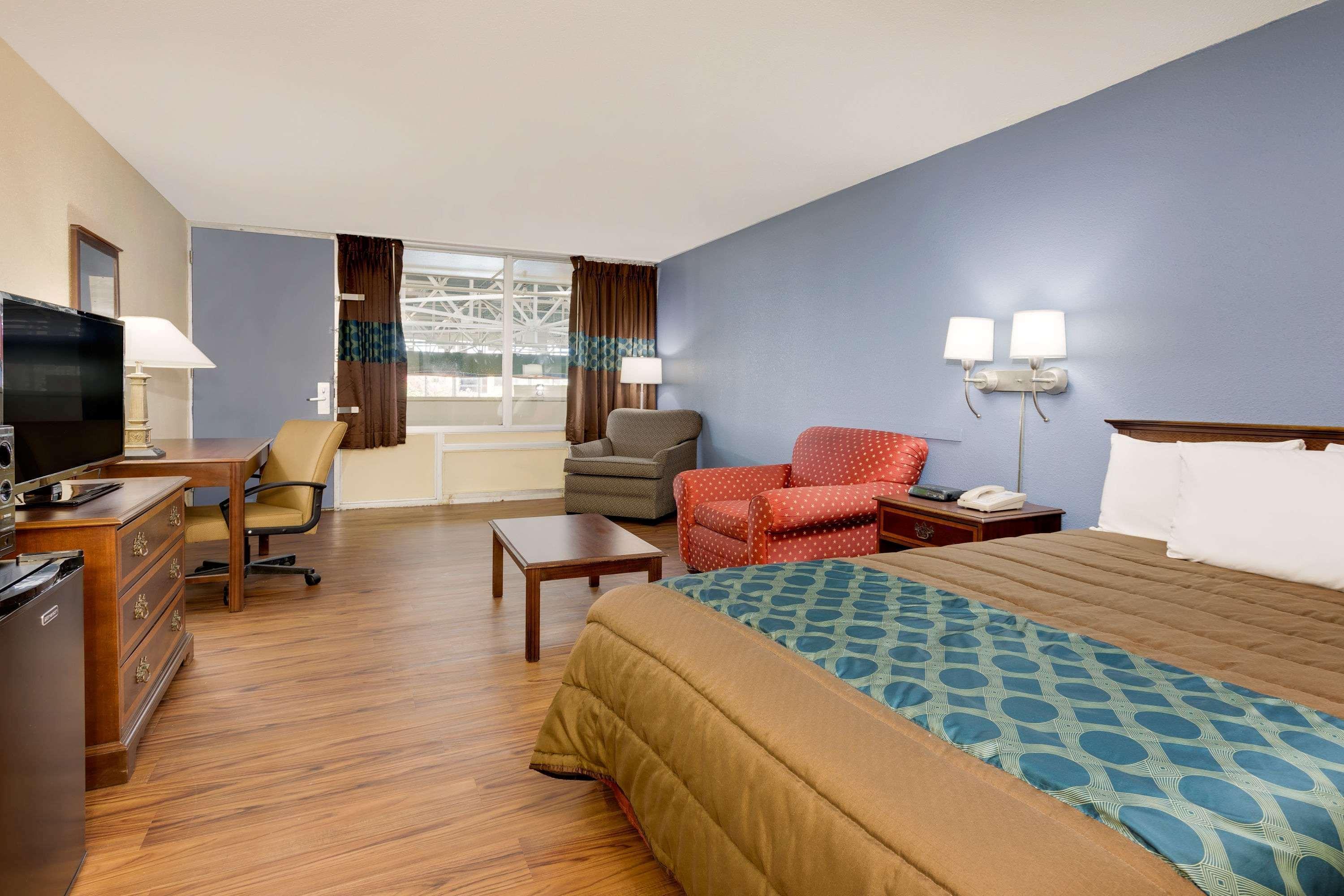 Days Inn By Wyndham Montgomery Near Aum Εξωτερικό φωτογραφία