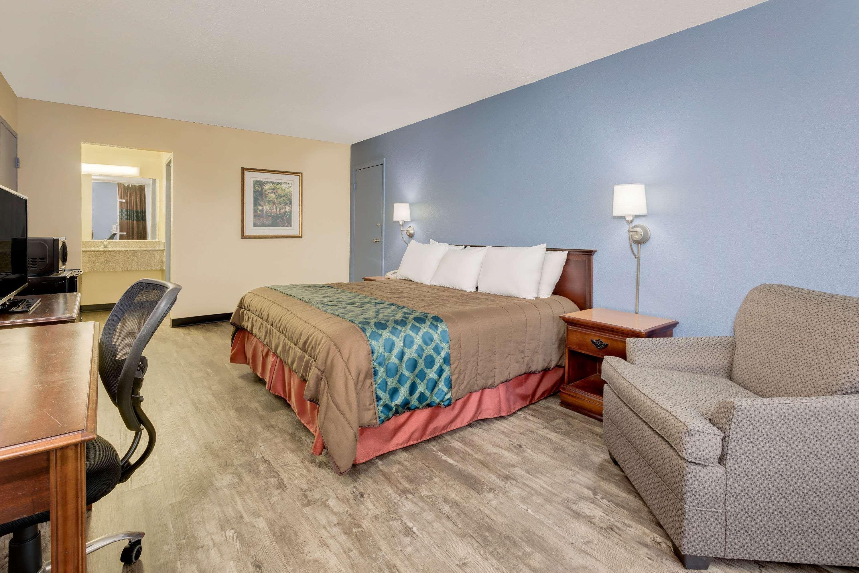 Days Inn By Wyndham Montgomery Near Aum Εξωτερικό φωτογραφία
