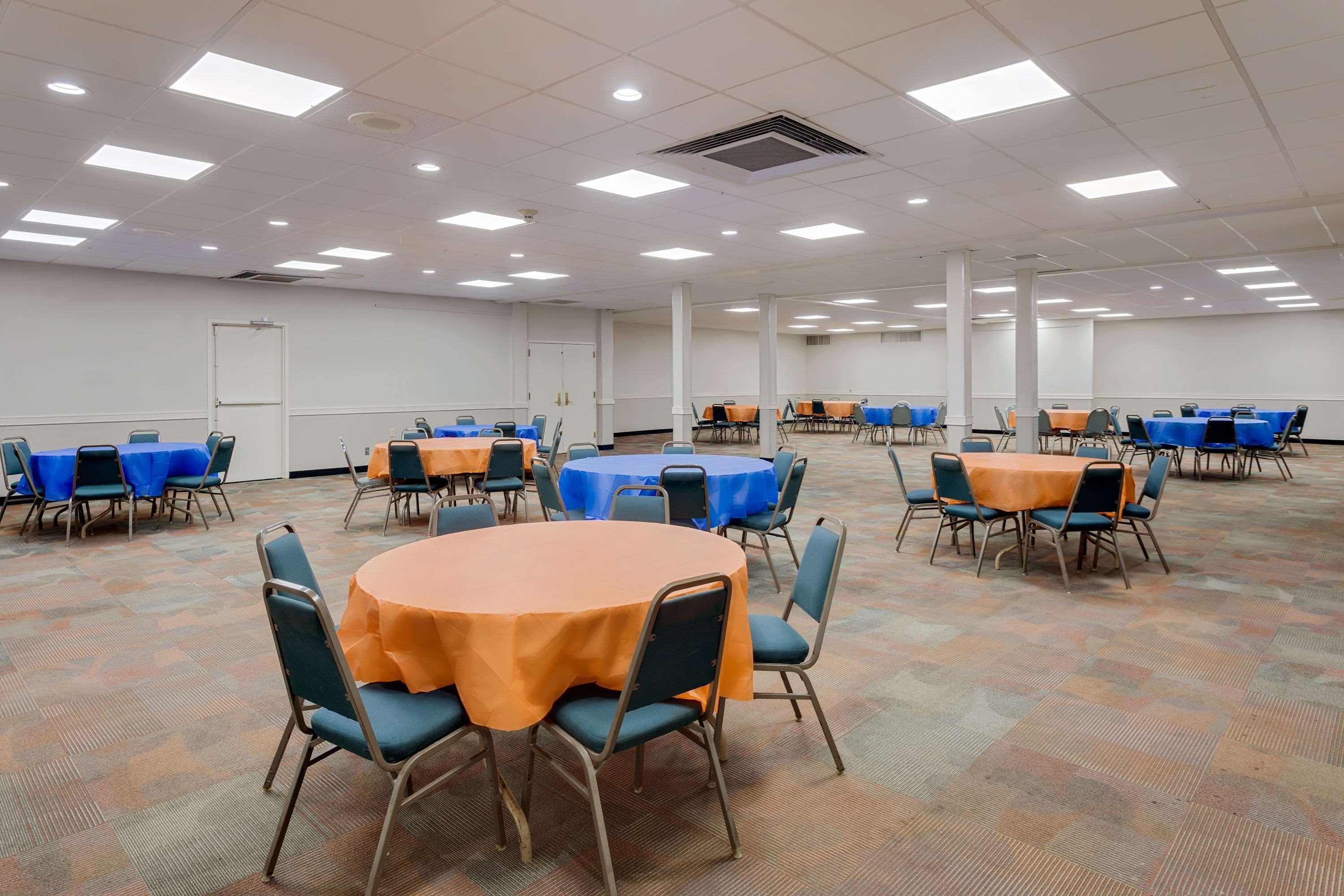 Days Inn By Wyndham Montgomery Near Aum Εξωτερικό φωτογραφία