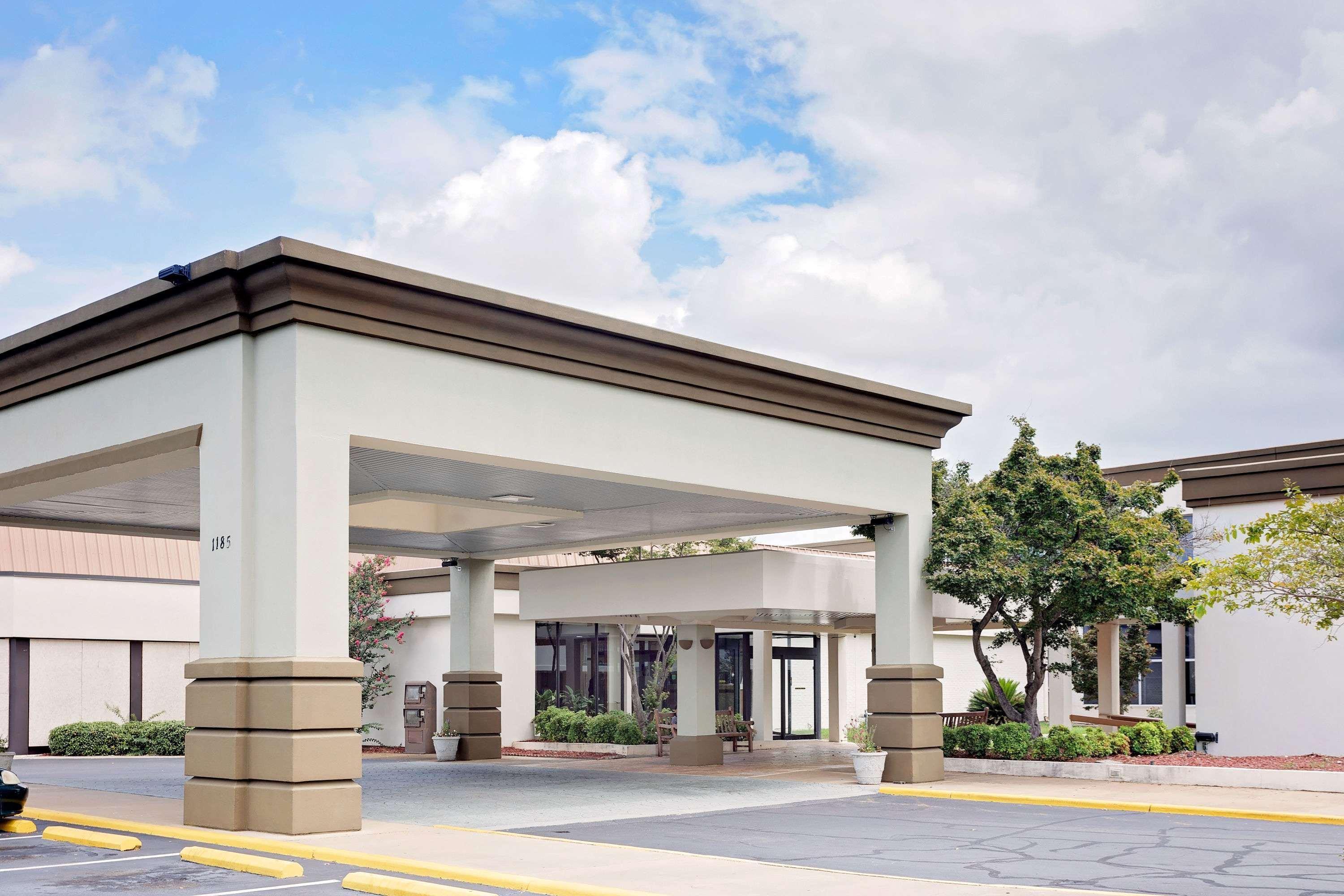 Days Inn By Wyndham Montgomery Near Aum Εξωτερικό φωτογραφία