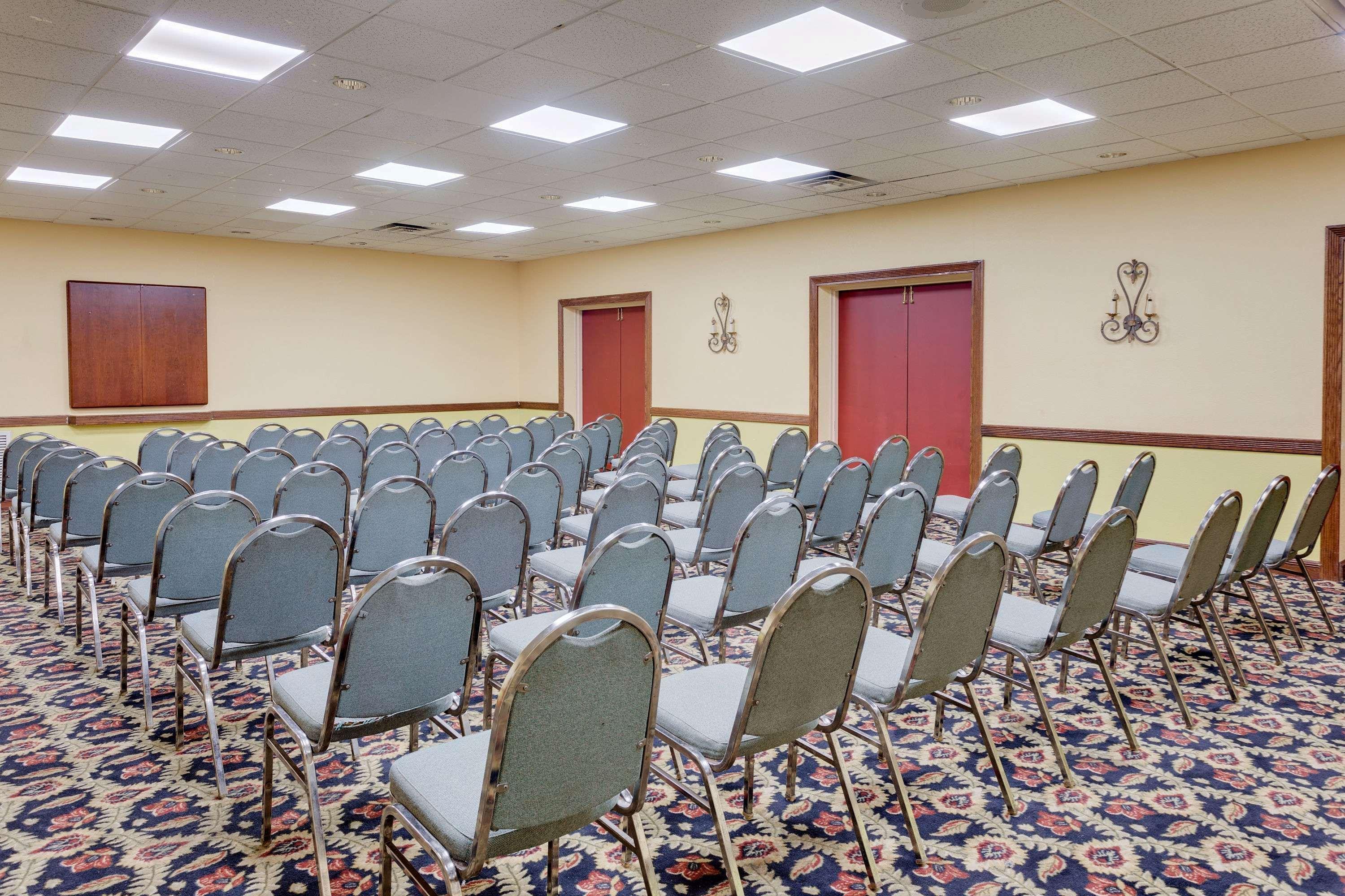 Days Inn By Wyndham Montgomery Near Aum Εξωτερικό φωτογραφία
