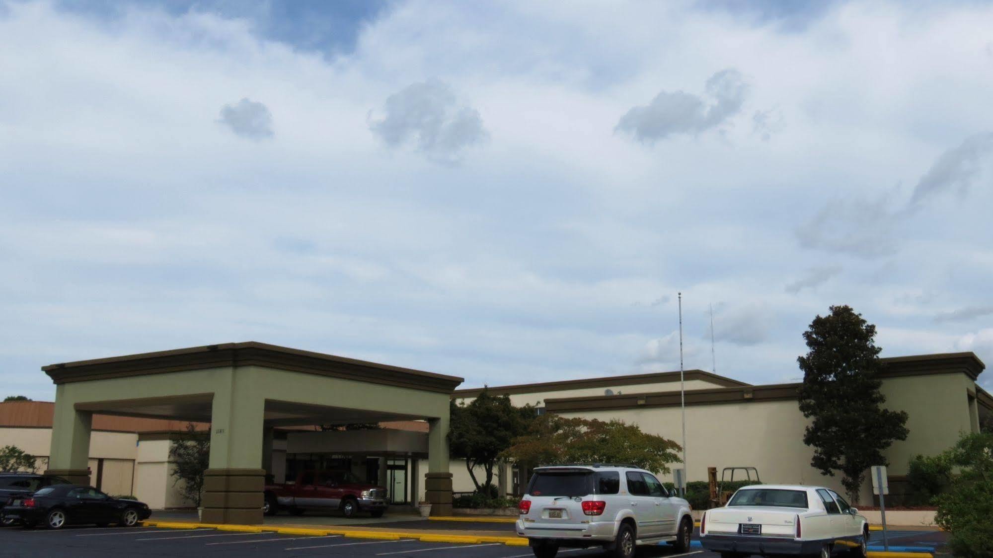 Days Inn By Wyndham Montgomery Near Aum Εξωτερικό φωτογραφία