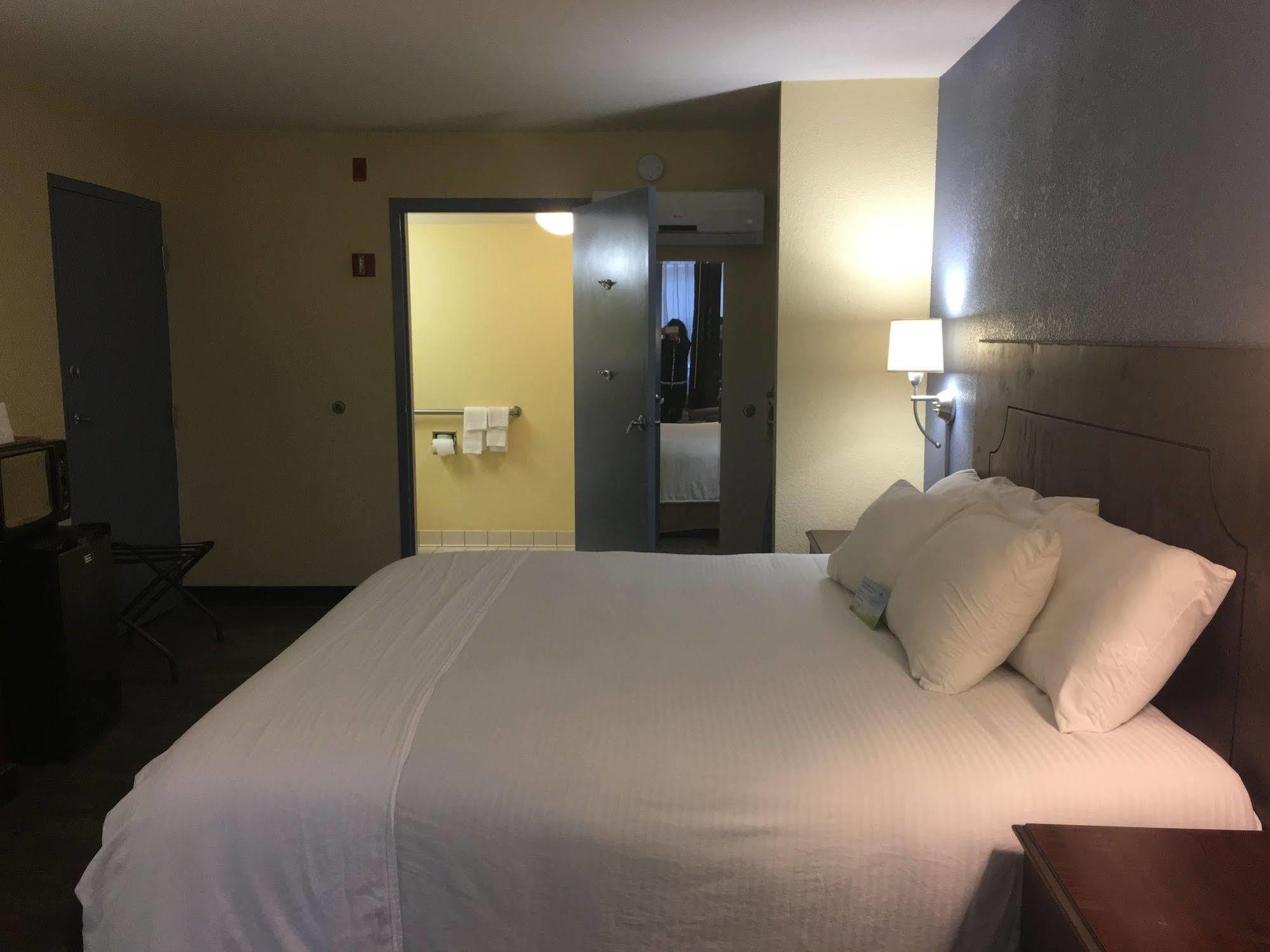 Days Inn By Wyndham Montgomery Near Aum Εξωτερικό φωτογραφία