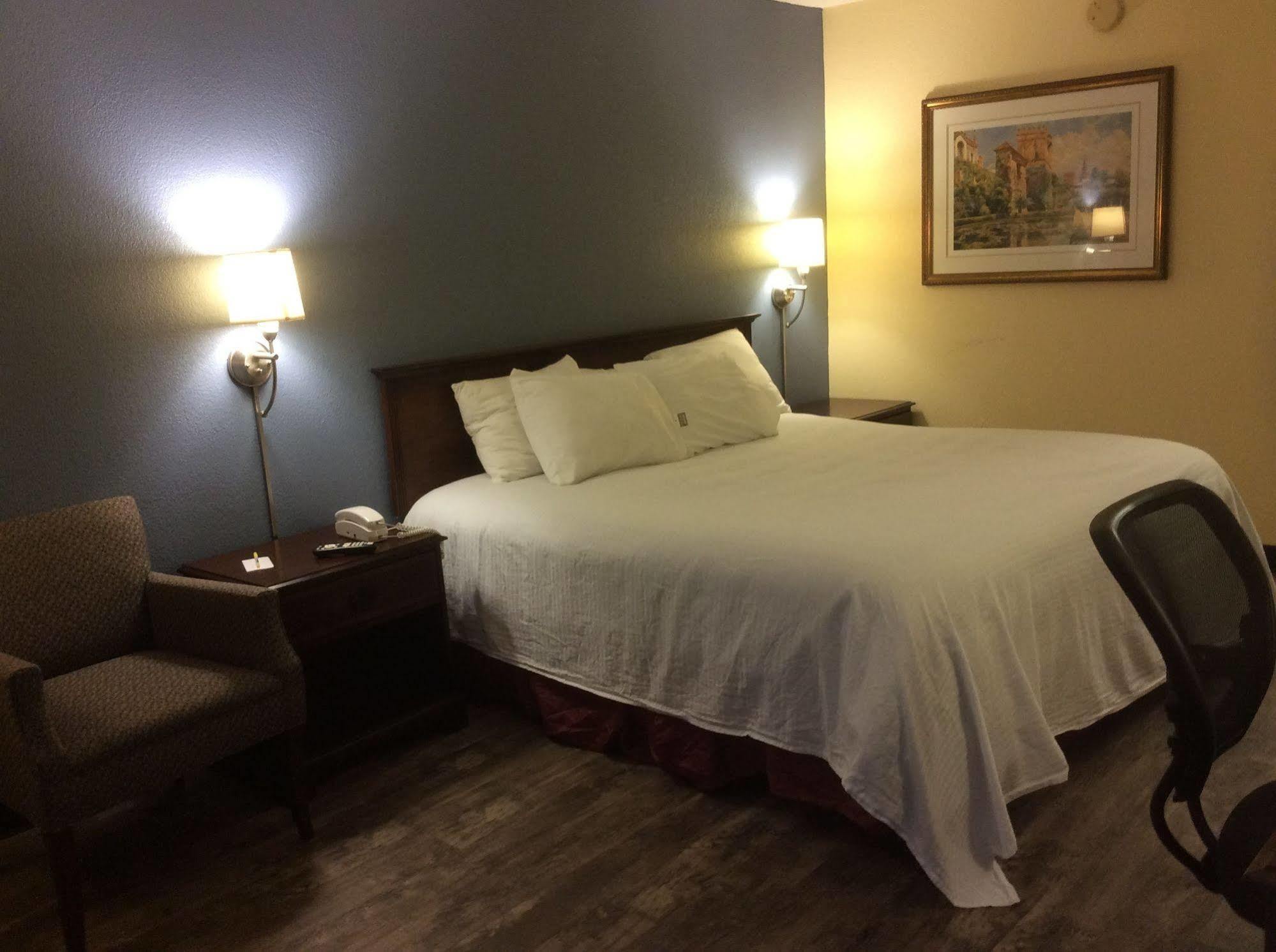 Days Inn By Wyndham Montgomery Near Aum Εξωτερικό φωτογραφία