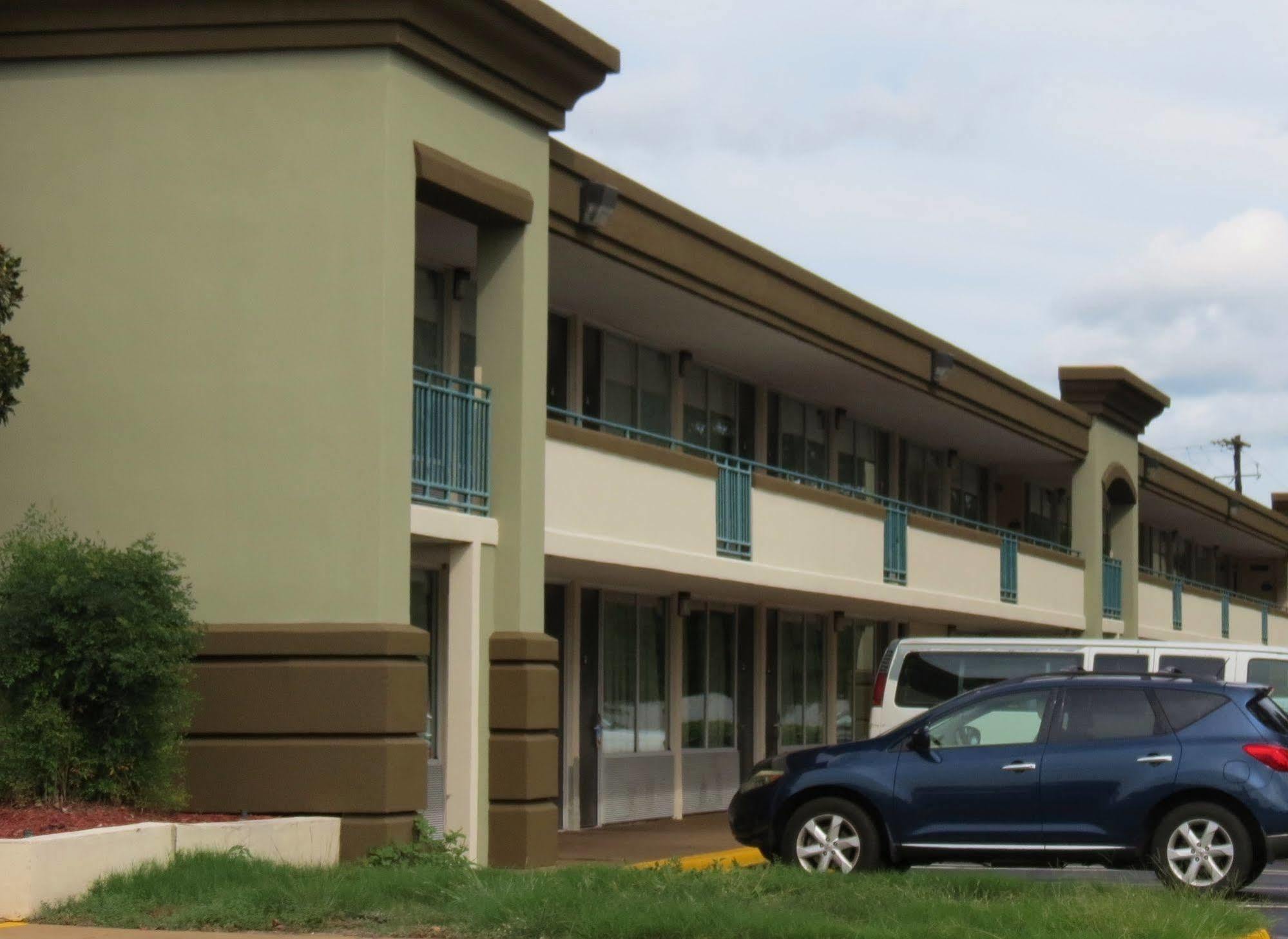 Days Inn By Wyndham Montgomery Near Aum Εξωτερικό φωτογραφία