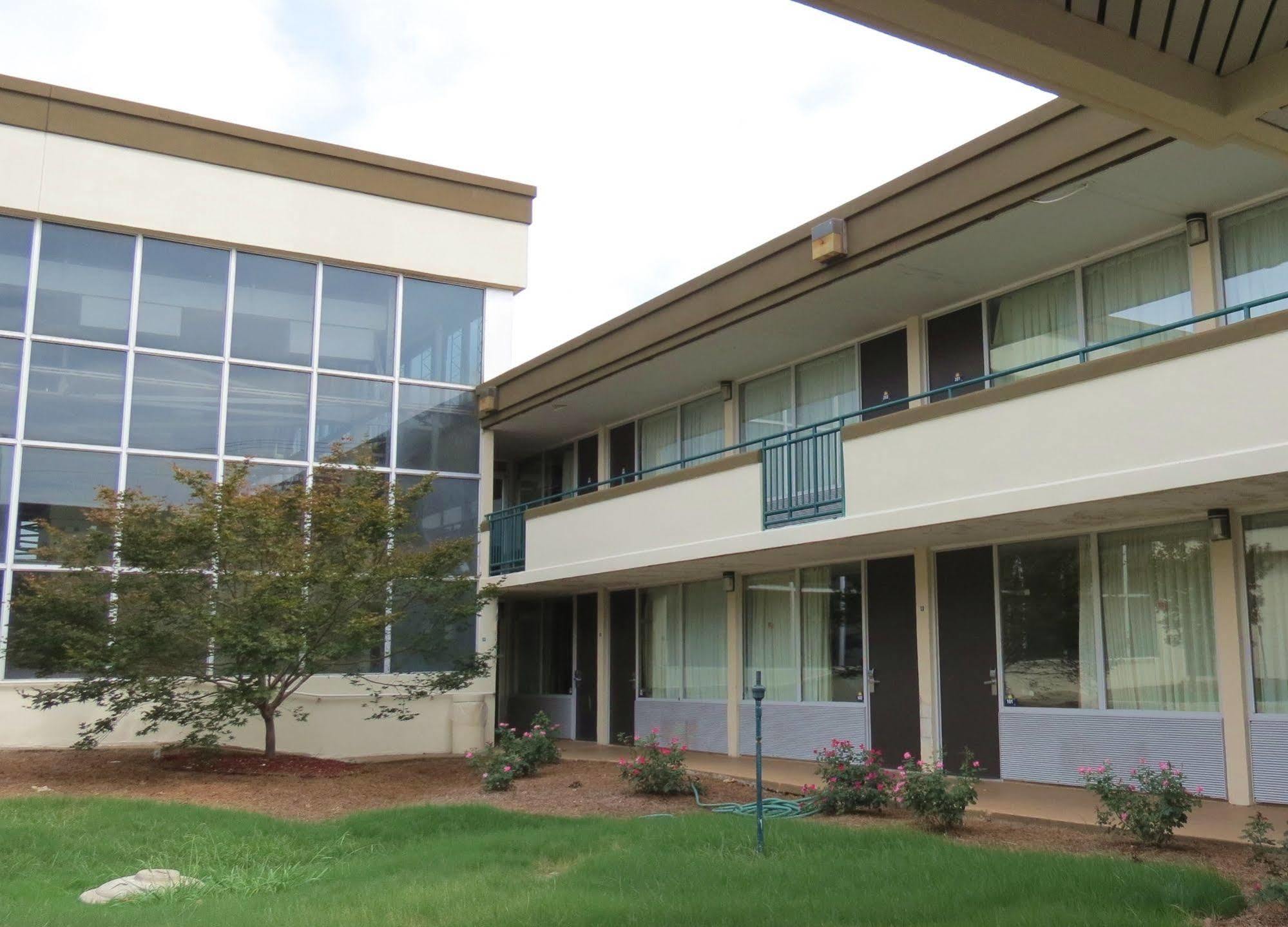 Days Inn By Wyndham Montgomery Near Aum Εξωτερικό φωτογραφία
