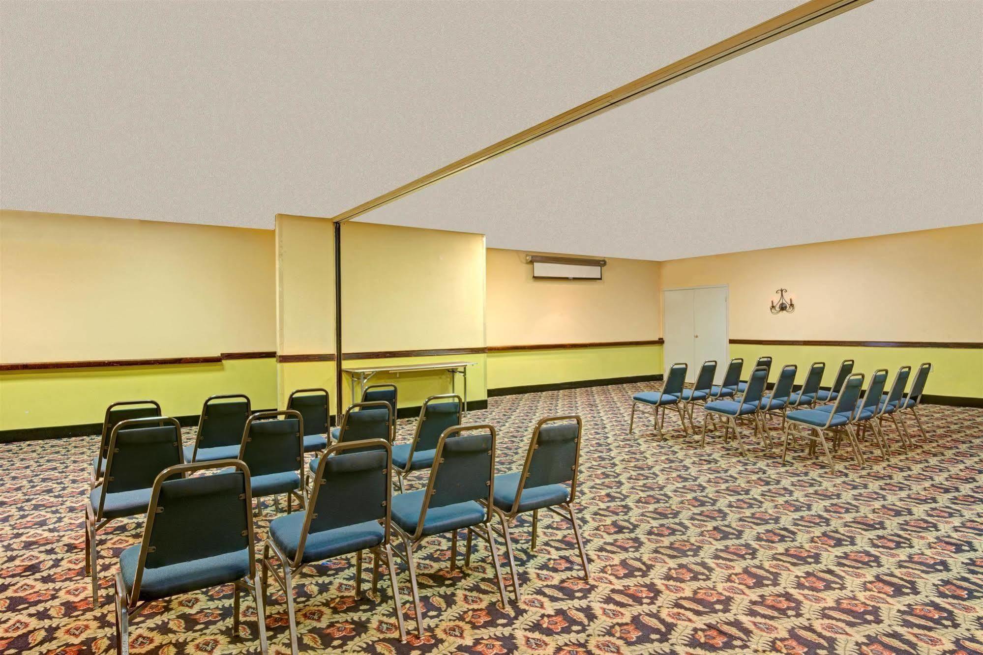 Days Inn By Wyndham Montgomery Near Aum Εξωτερικό φωτογραφία