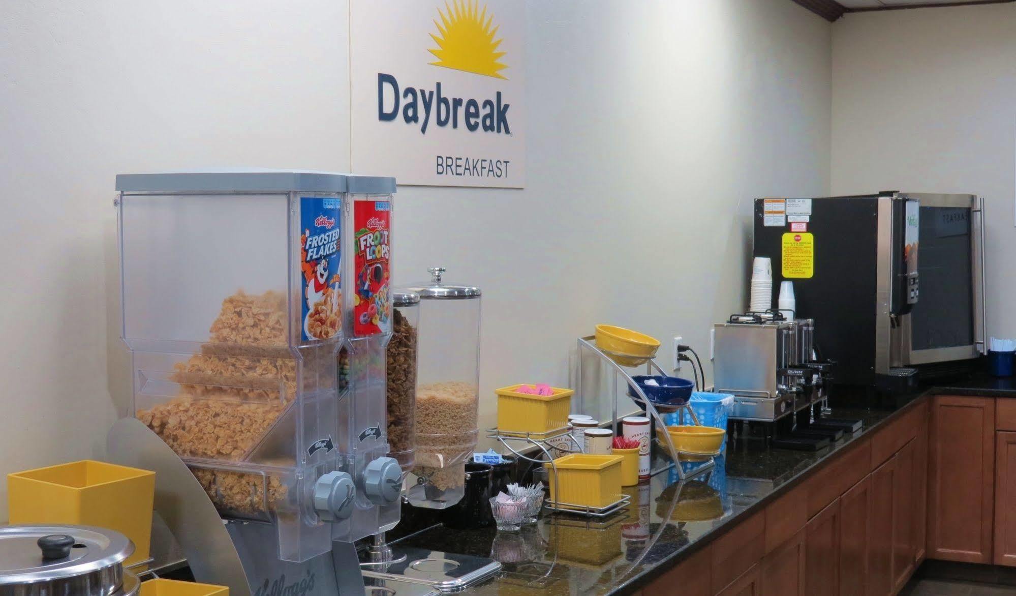 Days Inn By Wyndham Montgomery Near Aum Εξωτερικό φωτογραφία