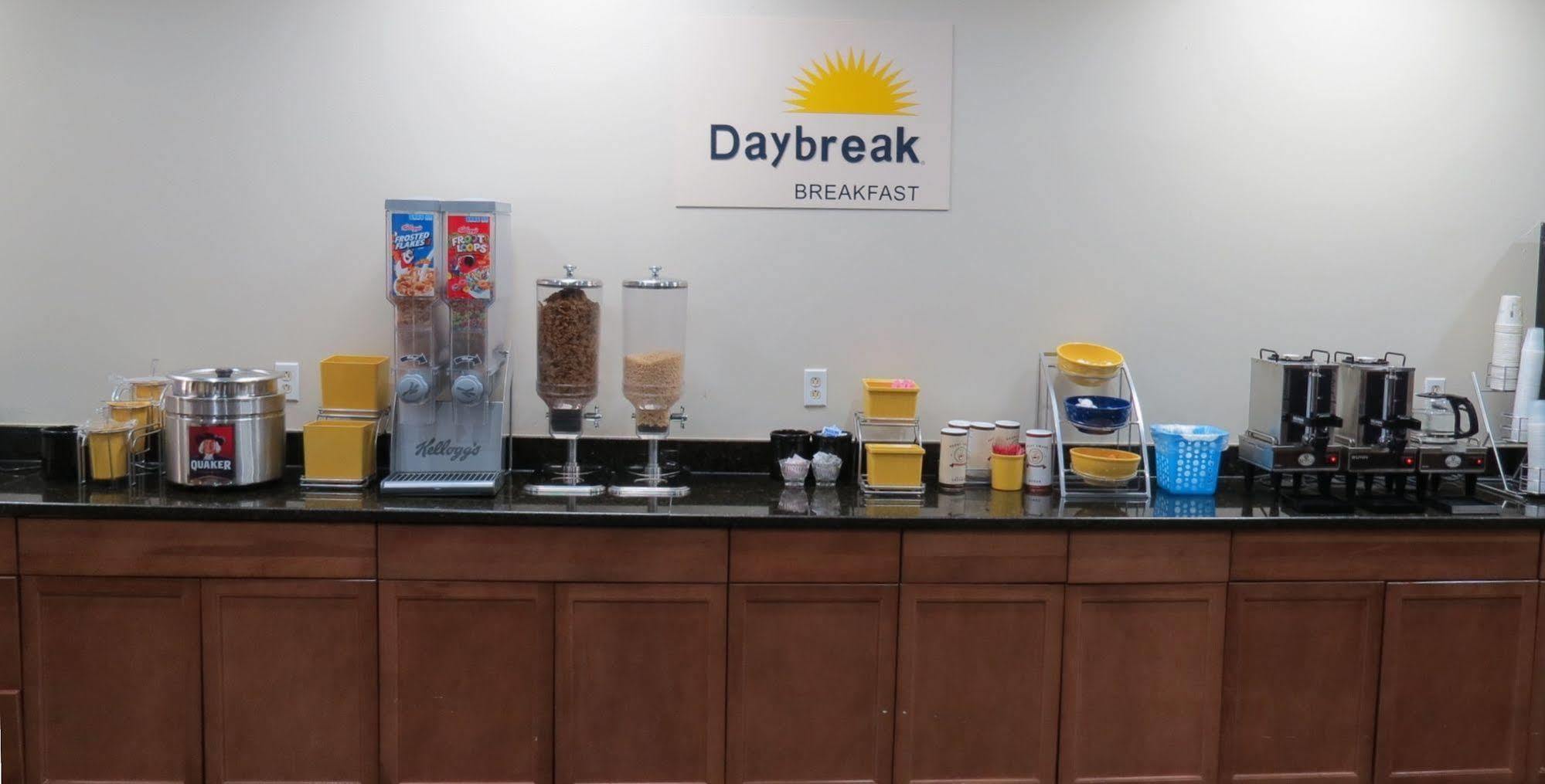 Days Inn By Wyndham Montgomery Near Aum Εξωτερικό φωτογραφία